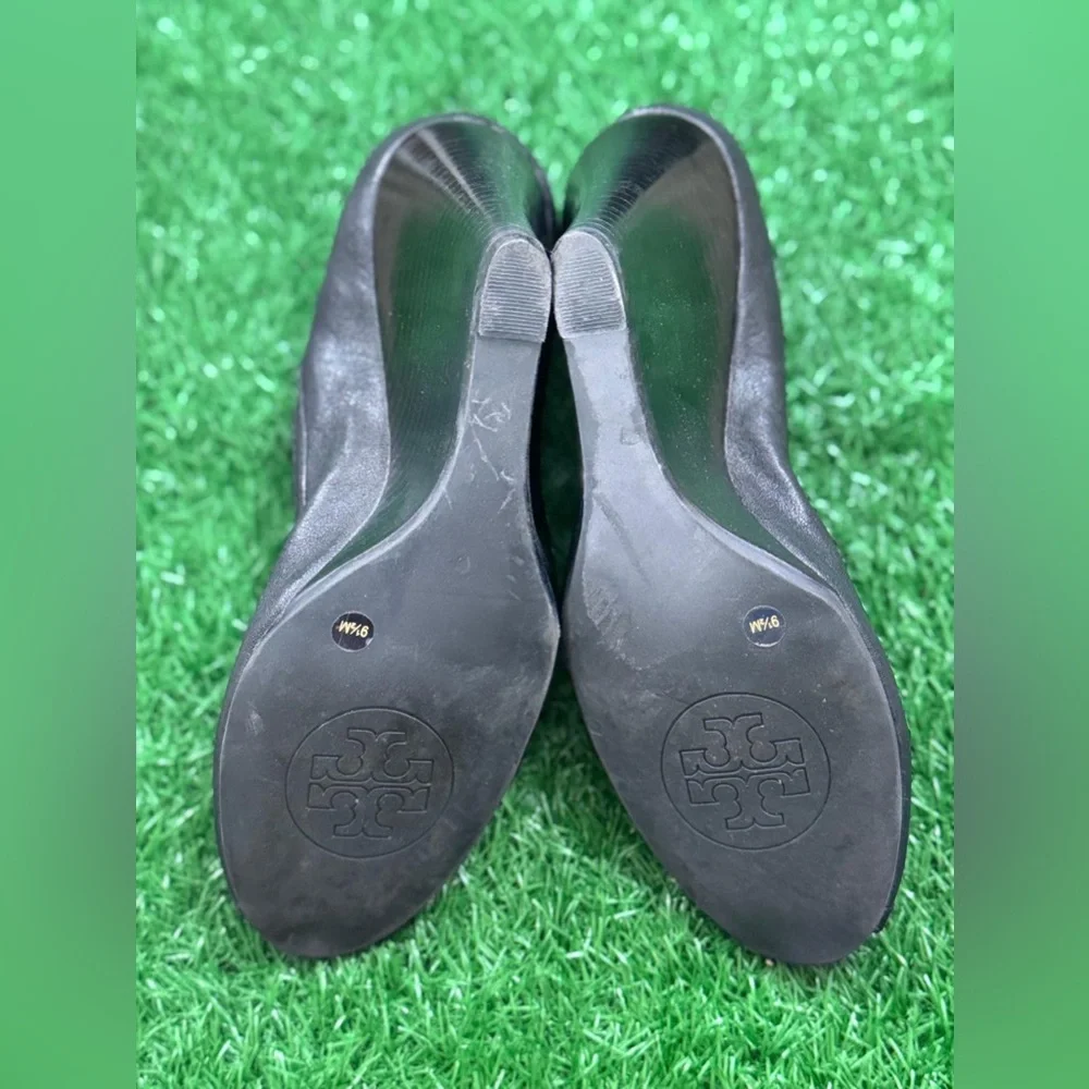 Tory Burch Black and Gold Heels with‎ Signature Logo Size 9.5